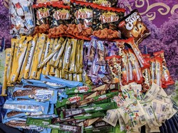 Bikin Iri! Netizen Ini Diberi Jajanan Gratis Satu Warung Oleh Sahabat