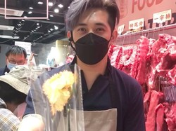 Bikin Pelanggan Salah Tingkah, Wajah Tampan Penjual Daging Babi Ini Viral