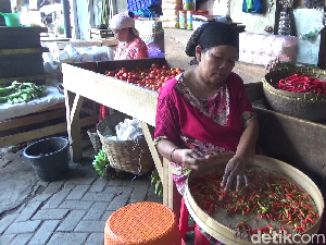 Warga Lumajang Keluhkan Harga Cabai Kian Pedas hingga Rp 100 Ribu/Kg Warga Lumajang Keluhkan Harga Cabai Kian Pedas hingga Rp 100 Ribu/Kg