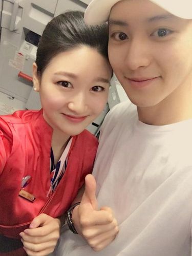 Potret kebersamaan Chanyeol EXO bersama pramugari beruntung yang bertemu dengannya