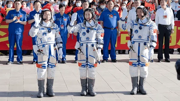 Momen Tiga Astronot Shenzhou XIV Menuju Stasiun Luar Angkasa