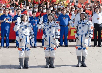 Momen Tiga Astronot Shenzhou XIV Menuju Stasiun Luar Angkasa
