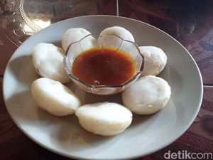 Kenyal-kenyal Manis Cimplo Khas Cirebon Dicocol Saus Gula Merah Kenyal-kenyal Manis Cimplo Khas Cirebon Dicocol Saus Gula Merah