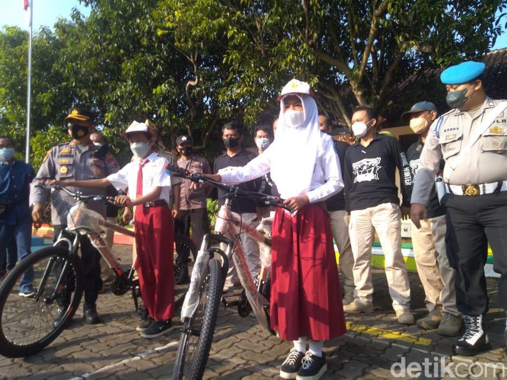Berjasa Bongkar Kejahatan, 2 Siswa SD Dihadiahi Sepeda