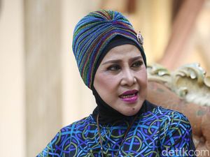 Tangis Elvy Sukaesih Pecah Kenang Masa-masa Indah Bareng Mendiang Suami Tangis Elvy Sukaesih Pecah Kenang Masa-masa Indah Bareng Mendiang Suami