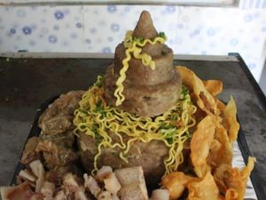 Mantap! Bakso Tumpeng Ulang Tahun Isi Pangsit hingga Tetelan Gurih Mantap! Bakso Tumpeng Ulang Tahun Isi Pangsit hingga Tetelan Gurih