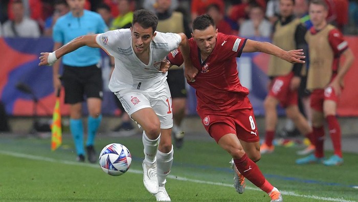Spains defender Eric Garcia (L) and Czech Republics midfielder Jakub Pesek vie for the ball during the UEFA Nations League - League A Group 2 football match between Czech Republic and Spain at the Sinobo Stadium in Prague, on June 5, 2022. (Photo by Michal Cizek / AFP) (Photo by MICHAL CIZEK/AFP via Getty Images)