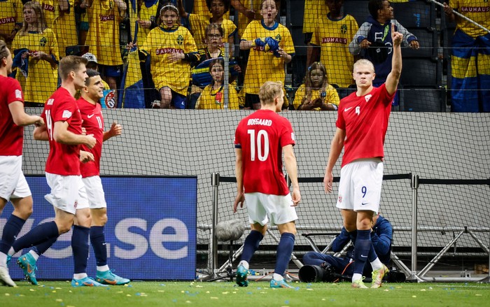 Norways forward Erling Braut Haland (R) celebrates scoring his second goal with his teammates during the UEFA Nations League football match Sweden v Norway in Solna, Sweden on June 5, 2022. - - Sweden OUT (Photo by Christine OLSSON / TT NEWS AGENCY / AFP) / Sweden OUT (Photo by CHRISTINE OLSSON/TT NEWS AGENCY/AFP via Getty Images)