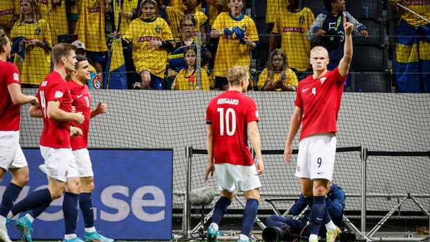 Norway's forward Erling Braut Haland (R) celebrates scoring his second goal with his teammates during the UEFA Nations League football match Sweden v Norway in Solna, Sweden on June 5, 2022. - - Sweden OUT (Photo by Christine OLSSON / TT NEWS AGENCY / AFP) / Sweden OUT (Photo by CHRISTINE OLSSON/TT NEWS AGENCY/AFP via Getty Images)