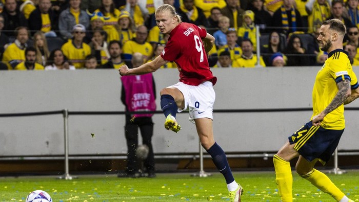 SOLNA, SWEDEN - JUNE 05: Erling Haaland of Norway scores the 2-0 goal during the UEFA Nations League League B Group 4 match between Sweden and Norway at Friends Arena on June 5, 2022 in Solna, Sweden. (Photo by Michael Campanella/Getty Images)
