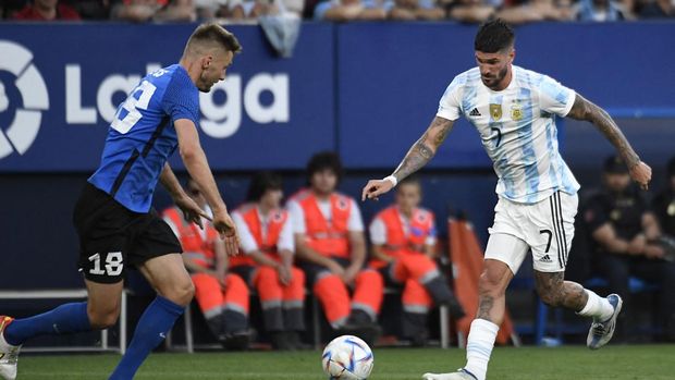 Estonia's defender Karol Mets (L) fights for the ball with Argentina's Rodrigo De Paul during the international friendly football match between Argentina and Estonia at El Sadar stadium in Pamplona on June 5, 2022. (Photo by ANDER GILLENEA / AFP)