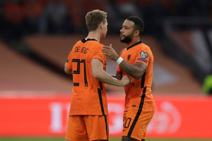 09 Memphis Depay of FC Barcelona celebrating his goal with 21 Frenkie De Jong of FC Barcelona during the La Liga Santader match between FC Barcelona and Getafe CF at Camp Nou Stadium on August 29, 2021 in Barcelona. (Photo by Xavier Bonilla/NurPhoto via Getty Images)