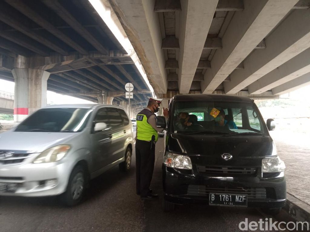 Gage di Jl Ahmad Yani Jakpus, Mobil Pelat Ganjil Diberhentikan Polisi