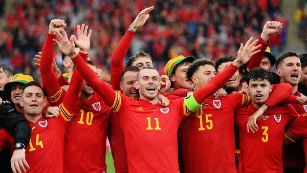 Gareth Bale CARDIFF, WALES - JUNE 05: Gareth Bale of Wales celebrates with teammates after their sides victory, which qualifies Wales for the 2022 FIFA World Cup during the FIFA World Cup Qualifier between Wales and Ukraine at Cardiff City Stadium on June 05, 2022 in Cardiff, Wales. (Photo by Shaun Botterill/Getty Images)