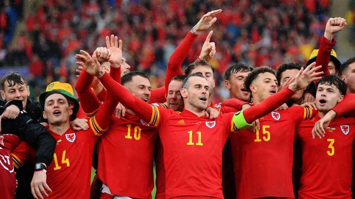 CARDIFF, WALES - JUNE 05: Gareth Bale of Wales celebrates with teammates after their sides victory, which qualifies Wales for the 2022 FIFA World Cup during the FIFA World Cup Qualifier between Wales and Ukraine at Cardiff City Stadium on June 05, 2022 in Cardiff, Wales. (Photo by Shaun Botterill/Getty Images)