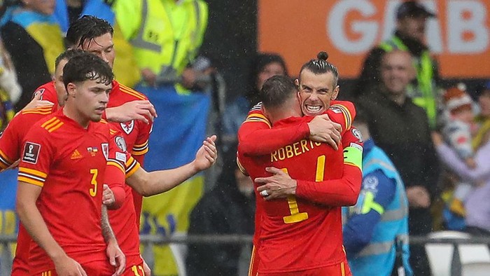 Wales striker Gareth Bale (R) celebrates with teammates after scoring the opening goal during the FIFA World Cup 2022 play-off final qualifier football match between Wales and Ukraine at the Cardiff City Stadium in Cardiff, south Wales, on June 5, 2022. (Photo by Geoff Caddick / AFP) (Photo by GEOFF CADDICK/AFP via Getty Images)