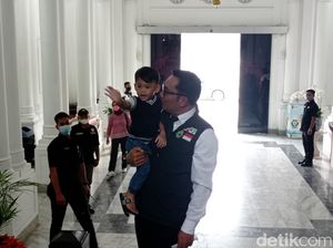Gendong Anak Bungsu ke Gedung Sate, Ridwan Kamil Ngantor Lagi