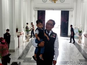 Kembali Berdinas, Ridwan Kamil Gendong Anak Bungsu ke Gedung Sate