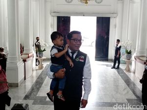 Snapshot: Potret Ridwan Kamil Gendong Anak Bungsu saat Kembali Ngantor Snapshot: Potret Ridwan Kamil Gendong Anak Bungsu saat Kembali Ngantor