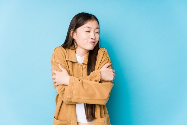 Ilustrasi memeluk diri erat/ Foto: Freepik.com/asier_relampagoe Ilustrasi memeluk diri erat/ Foto: Freepik.com/asier_relampagoe