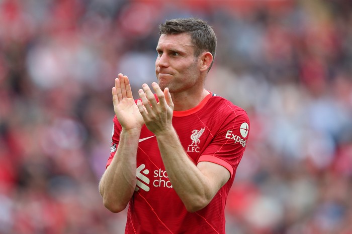 james milner liverpool premier league liga inggris LIVERPOOL, ENGLAND - MAY 22: James Milner of Liverpool applauds fans after the Premier League match between Liverpool and Wolverhampton Wanderers at Anfield on May 22, 2022 in Liverpool, England. (Photo by Alex Livesey/Getty Images)