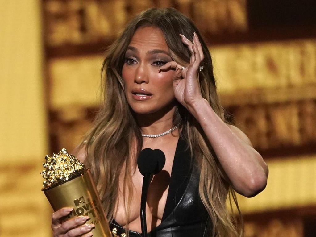 7 Momen J.Lo Nangis, Terima Kasih ke Ben Affleck di MTV Movie & TV Awards