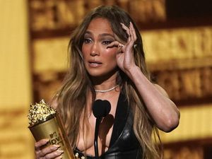 7 Momen J.Lo Nangis, Terima Kasih ke Ben Affleck di MTV Movie & TV Awards 7 Momen J.Lo Nangis, Terima Kasih ke Ben Affleck di MTV Movie & TV Awards
