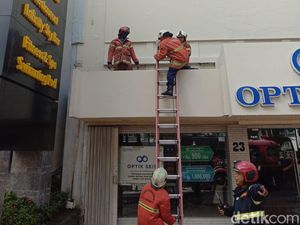 Optik Seis di Jalan Tunjungan Kebakaran, 8 Unit Mobil PMK Diterjunkan