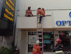 Optik Seis di Jalan Tunjungan Kebakaran, 8 Unit Mobil PMK Diterjunkan