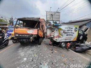 Diduga Rem Blong, Truk Tronton Tabrak Mobil Boks-Motor di Sumedang
