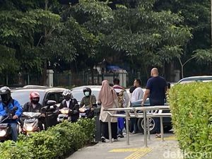 Ada 2 Portal S, Begini Kondisi Trotoar Metropole Saat Jam Pulang Kantor