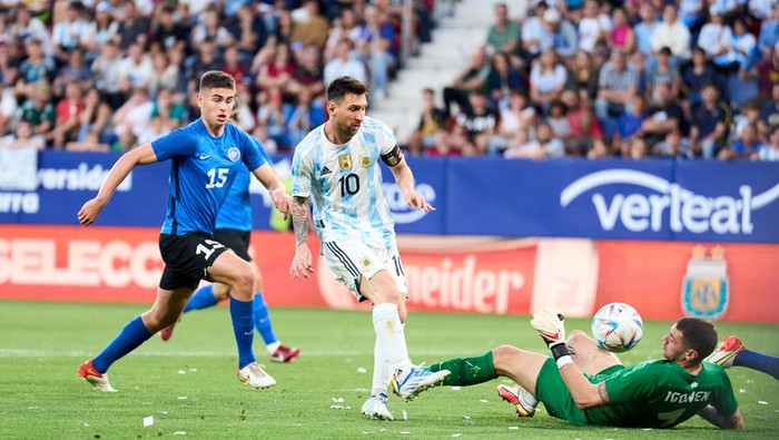 PAMPLONA, SPAIN - JUNE 05: Lionel Messi of Argentina scoring his teams fourth goal during the international friendly match between Argentina and Estonia at Estadio El Sadar on June 05, 2022 in Pamplona, Spain. (Photo by Juan Manuel Serrano Arce/Getty Images)