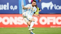 Dan yang terbaru tentu saja Lionel Messi, yang melakukannya di Timnas Argentina saat melawan Estonia. La Pulga memborong semua gol kemenangan Argentina dengan skor 5-0. Quintrick ini bukan yang pertama ditorehkan Messi, sebab ia pernah melakukannya bersama Barcelona di Liga Champions. (Foto: Juan Manuel Serrano Arce/Getty Images)