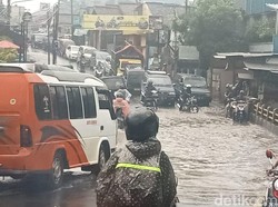 Luapan Sungai Cisuda Bikin Kendaraan Mogok di Sukabumi