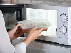 Sebaiknya Jangan Panaskan 7 Makanan ini Dalam Microwave, Bisa Berbahaya