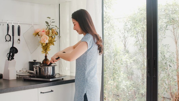 Melakukan aktivitas yang disukai/Foto: Freepik/Tirachardz menyalurkan emosi