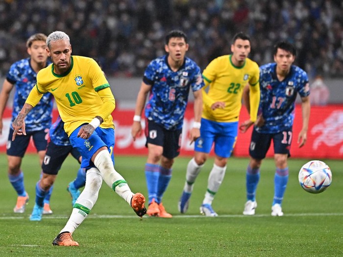 TOKYO, JAPAN - JUNE 06: Neymar Jr. of Brazil converts the penalty to score his sides first goal during the international friendly match between Japan and Brazil at National Stadium on June 6, 2022 in Tokyo, Japan. (Photo by Kenta Harada/Getty Images)