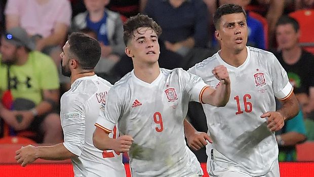 Spain's midfielder Pablo Gavi (C) celebrates scoring the 1-1 goal with Spain's midfielder Rodrigo Hernandez (R) and Spain's defender Dani Carvajal during the UEFA Nations League - League A Group 2 football match between Czech Republic and Spain at the Sinobo Stadium in Prague, on June 5, 2022. (Photo by Michal Cizek / AFP) (Photo by MICHAL CIZEK/AFP via Getty Images)