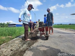 Crazy Rich Ponorogo Rogoh Kocek Rp 420 Juta demi Lebarkan Jalan Desa