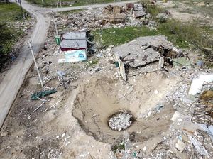 Deretan Kawah yang Muncul Usai Hujan Rudal Rusia, Ini Penampakannya