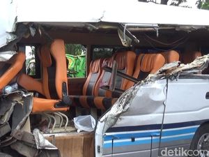 Laka Maut! Mobil Travel Tabrak Truk di Tol Cipularang, 3 Orang Tewas