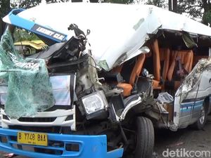 Kecelakaan Maut Elf Vs Truk di Tol Cipularang Tewaskan 3 Orang!