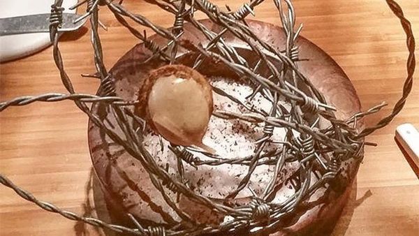 Bikin Bingung! 10 Makanan Ini Disajikan dengan Cara Tak Biasa