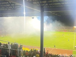 Babak Kedua PSM Vs Sulut Terhenti Sementara Gegara Suporter Nyalakan Flare