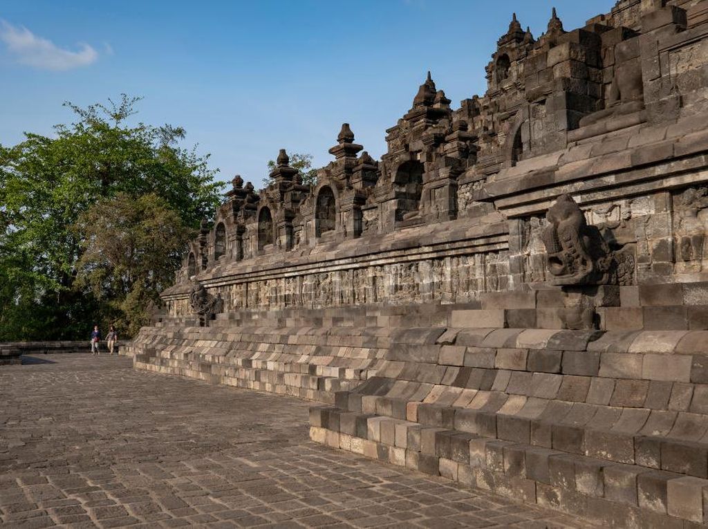 Sandiaga Uno Ajak Masyarakat Pikirkan Masa Depan Candi Borobudur