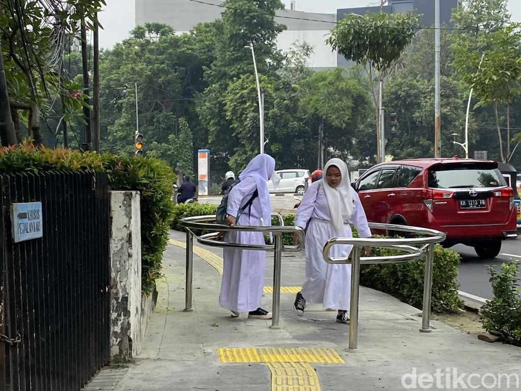 Sudah 2 Portal S Dipasang di Trotoar Sekitar Metropole Jakarta Pusat Sudah 2 Portal S Dipasang di Trotoar Sekitar Metropole Jakarta Pusat