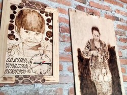 Keren! Pria Pacitan Ini Bikin Lukisan Bakar di Atas Kayu