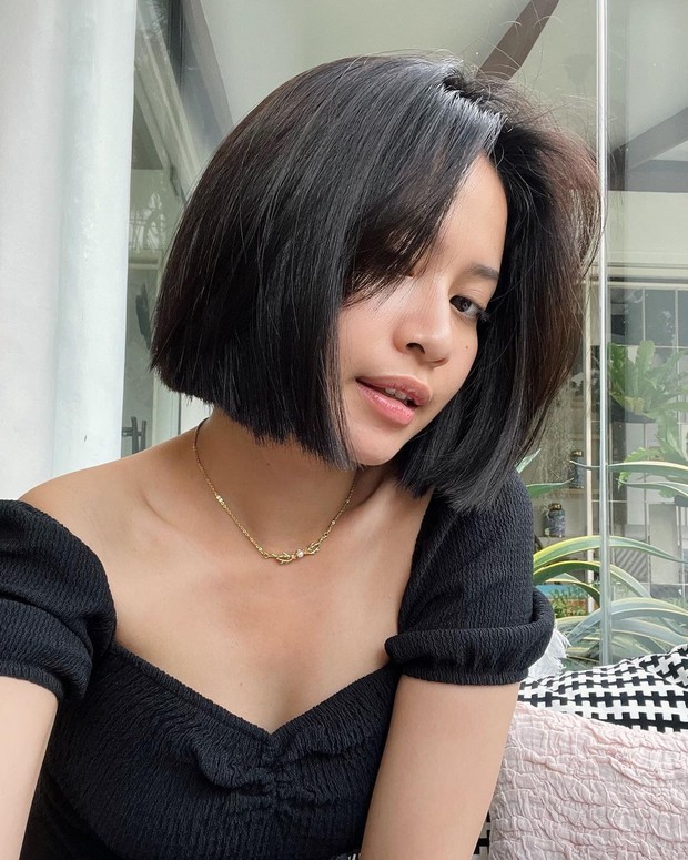 Tanda sudah move on? mengubah tatanan rambut ekstrim ala Hanggini/Jeha. Potongan rambut bob yang cukup pendek tanpa poni depan membuatnya sedikit lebih dewasa.