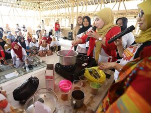 Relawan Sandiaga Karawang Gelar Pelatihan Bikin Boneka-Minuman Kemasan