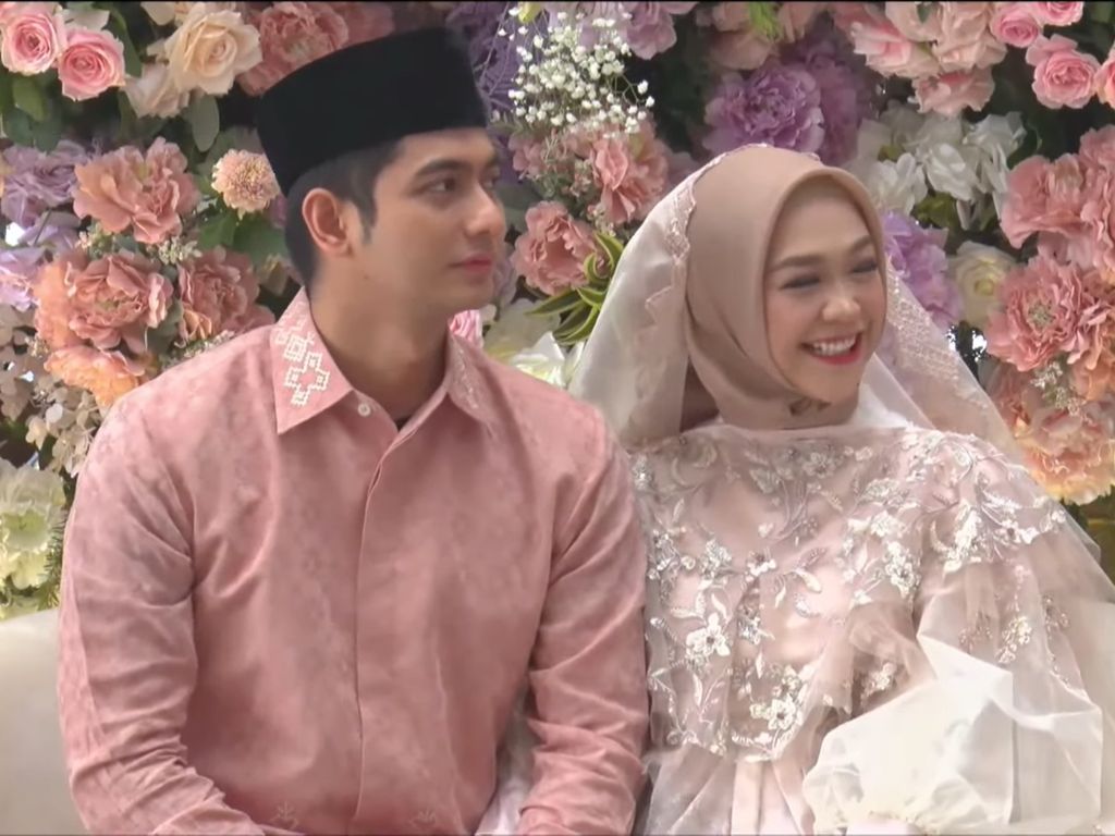 Teuku Ryan Peluk Cewek saat Syuting, Ria Ricis: Suamiku Terbaik Teuku Ryan Peluk Cewek saat Syuting, Ria Ricis: Suamiku Terbaik
